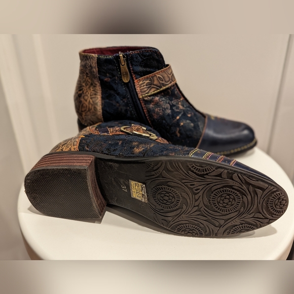 Elegant Women's Ankle Boots in Blue and Brown - Picture 8 of 9